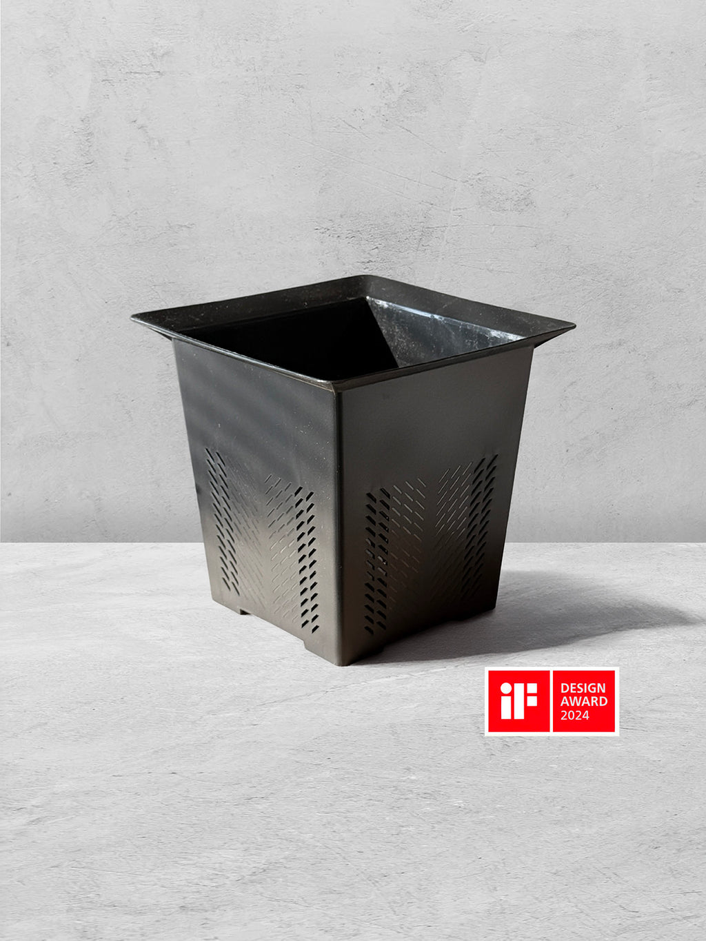 Vesseld Drain Smart Black square planter on a gray surface with an iF Design Award 2024 logo.