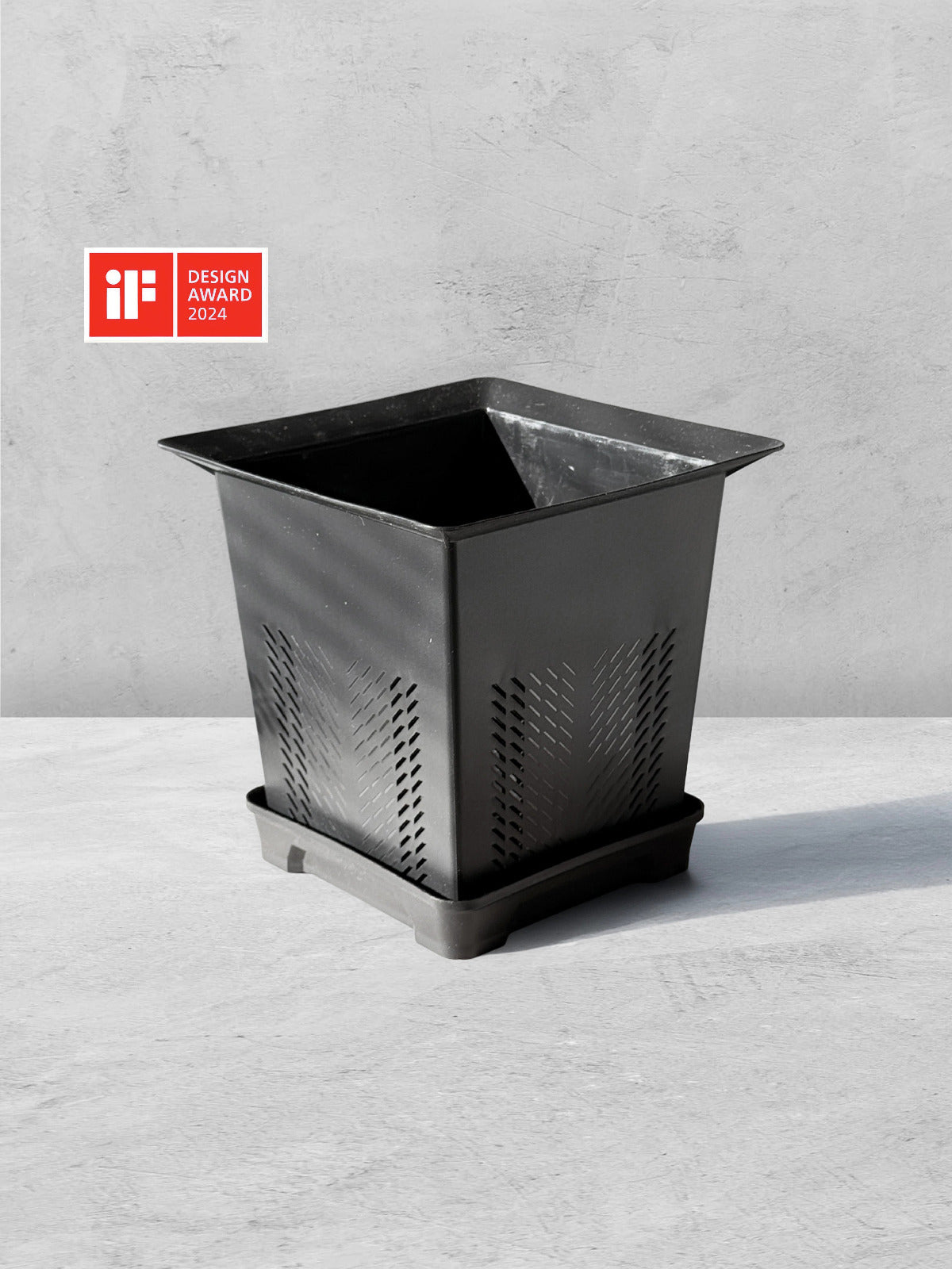 Vesseld Drain Smart Black square planter on a gray surface with an iF Design Award 2024 logo.