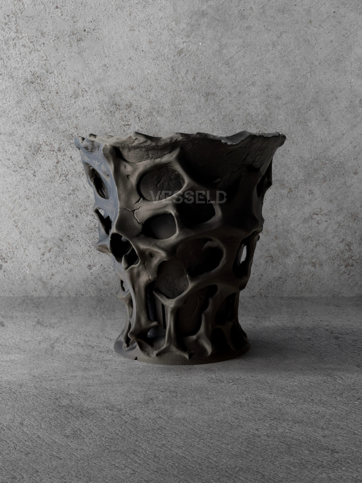 Vesseld.com Black textured skull-shaped 3D Printed Cylindrical Planter